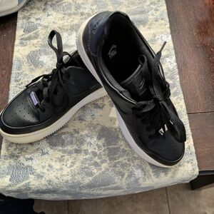 Nike air black and white tennis shoes in Great condition, size 8